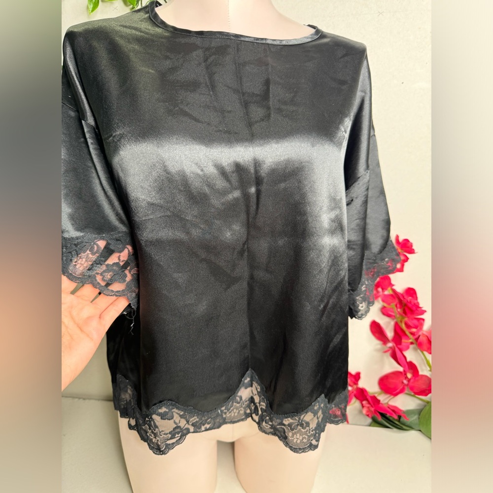 🖤 Beautiful Silk  Black Top 🖤